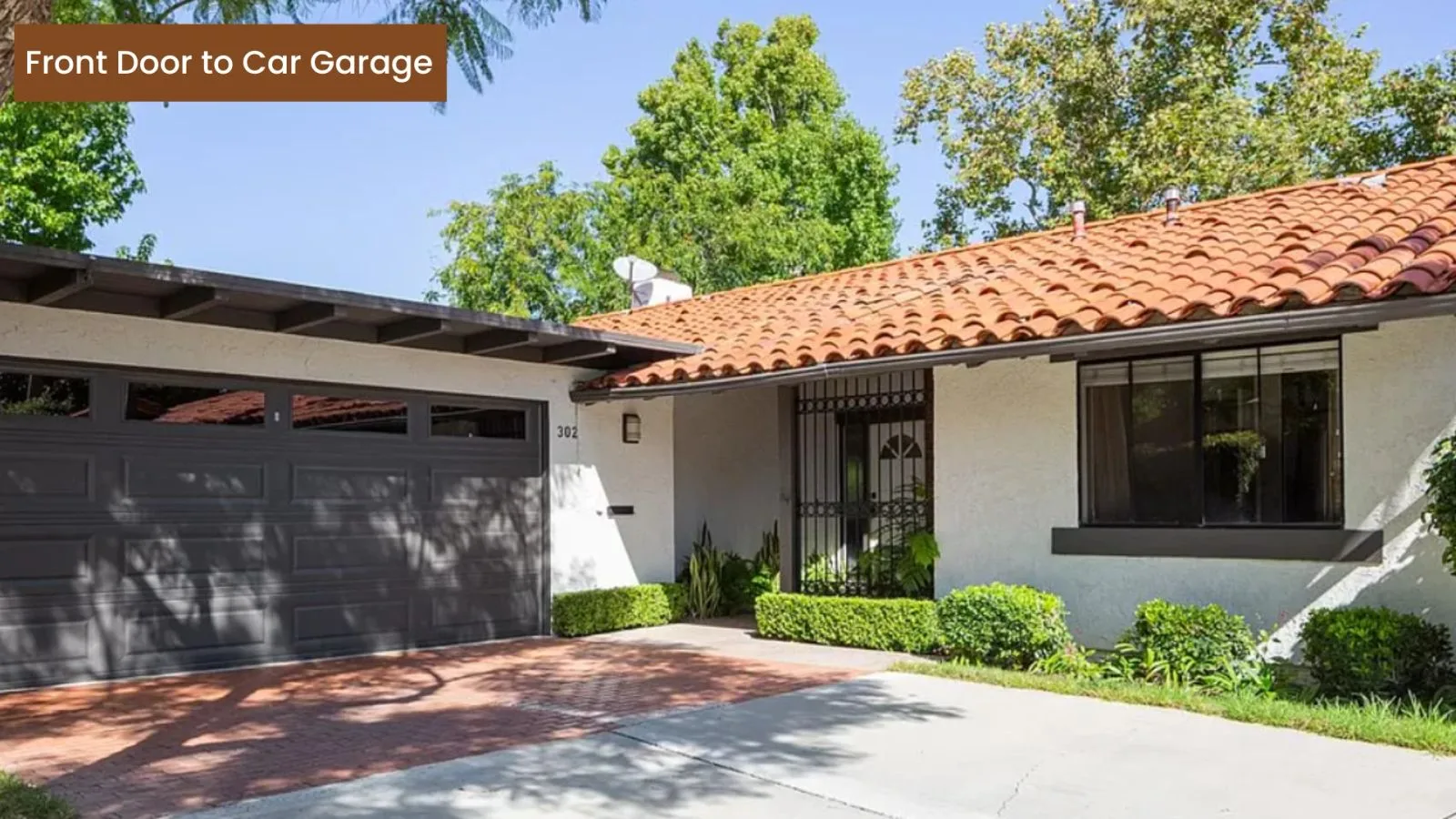 Exterior of the single-story Esplanade house in Newport Beach at the end of a quiet cul-de-sac